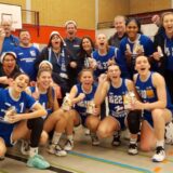 Pharmaserv-Team und Fans freuen sich gemeinsam nach dem Sieg im Pokalspiel in Herne.