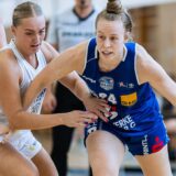 Hailey Leidel (am Ball im Heimspiel gegen Leverkusen) war an diesem Wochenende mit 52 Punkten in den drei Spielen erfolgreichste Marburger Punktesammlering. Foto: Stefan Tschersich